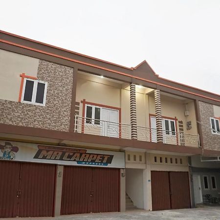 Hotel Reddoorz Syariah Near Sultan Syarif Kasim II Airport à Pekanbaru Extérieur photo