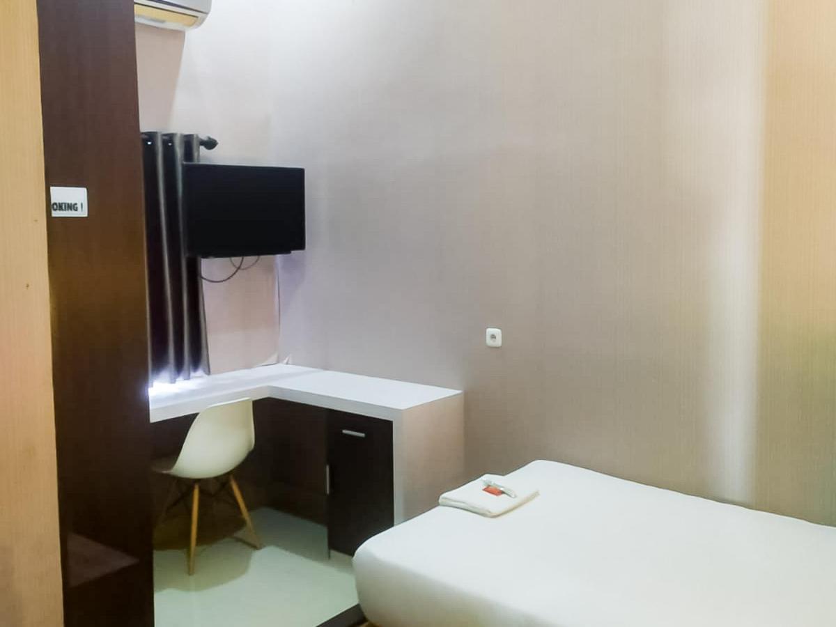 Hotel Reddoorz Syariah Near Sultan Syarif Kasim II Airport à Pekanbaru Extérieur photo