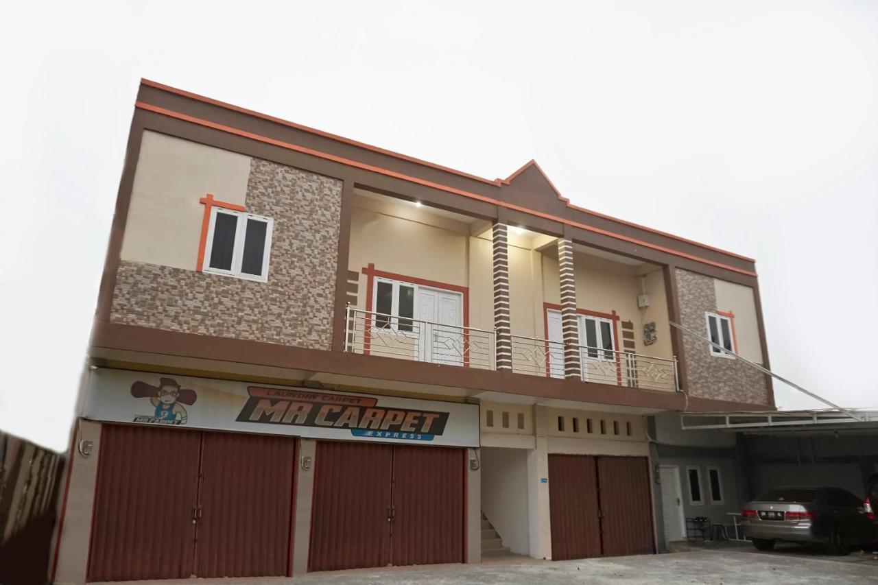 Hotel Reddoorz Syariah Near Sultan Syarif Kasim II Airport à Pekanbaru Extérieur photo